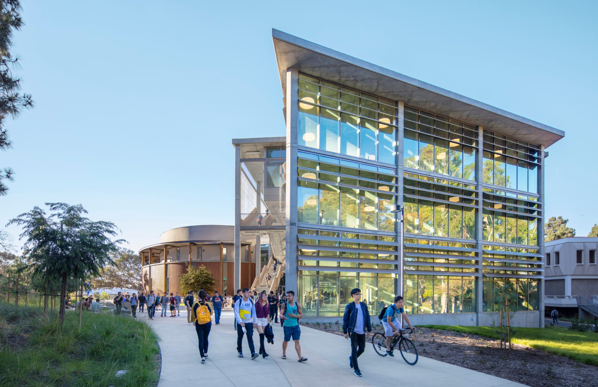 University of California Irvine Anteater - Exterior